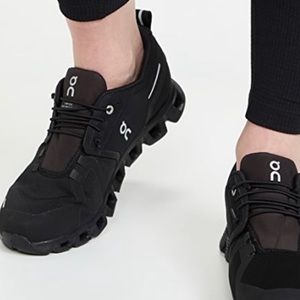 ON CLOUD sports shoe for women size 9.5 like new, I accept offers